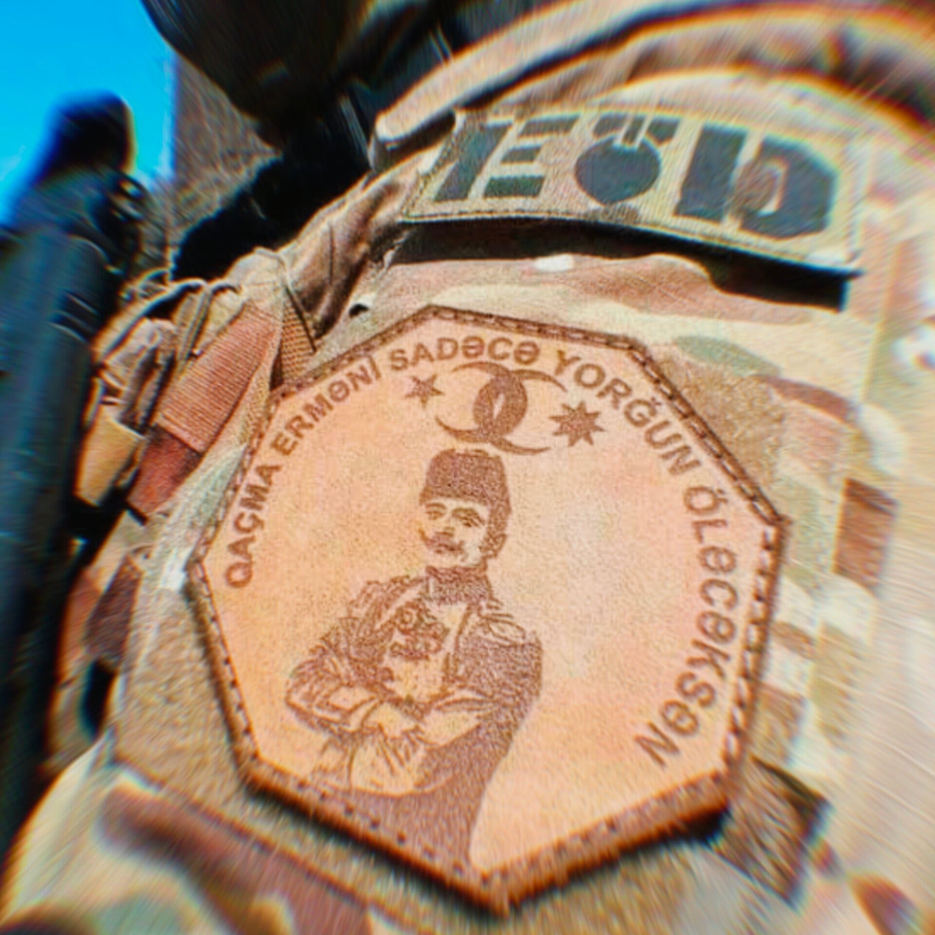 Ադրբեջանցի զինվորների թևկապին գրված է՝ «Մի փախիր, հայ, դու ուղղակի հոգնած կմեռնես». Թաներ Աքչամ