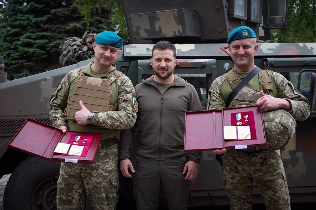 Զելենսկին այցելել է Ուգլեդար-Մարյինկայի առաջնագիծ՝ շնորհավորելու զինվորականներին
