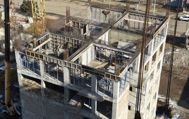 Չնայած շինանյութերի սղությանը՝  Ստեփանակերտում կառուցվող բազմաբնակարանների  շինարարությունը շարունակվում է (լուսանկարներ)