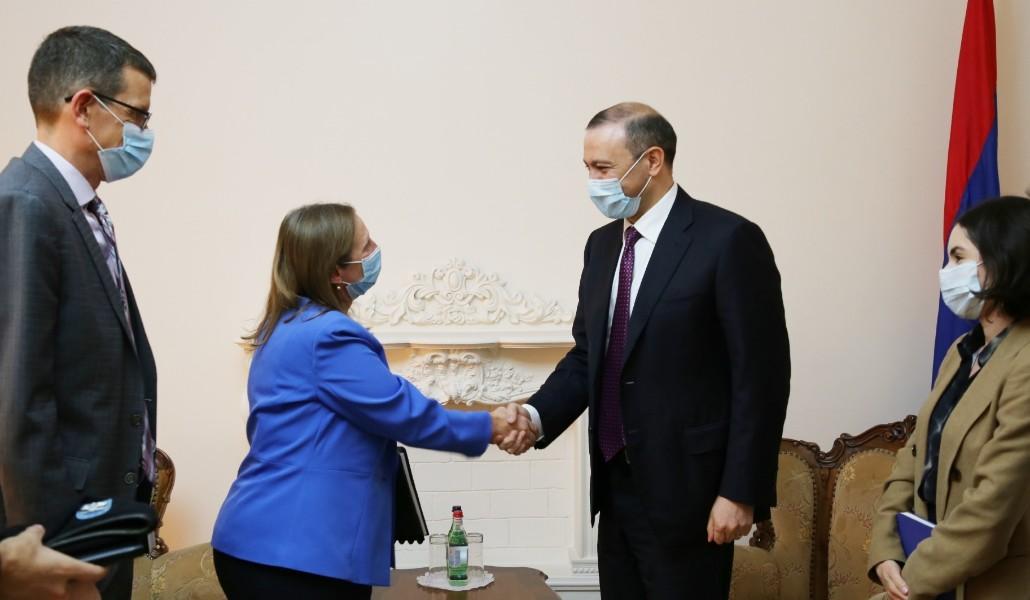 ԱԽ քարտուղարն ու ԱՄՆ դեսպանն անդրադարձել են հայ-ադրբեջանական սահմանային իրավիճակին