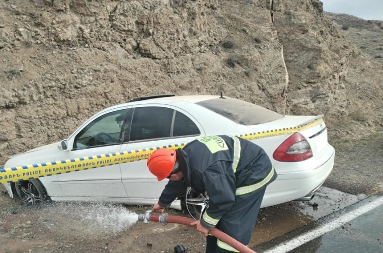 Երևան-Մեղրի ավտոճանապարհին «Mercedes-Benz»-ը բախվել է բլուրին․ կան տուժածներ