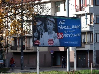 Հունգարիայում հայտնվել են գովազդային վահանակներ, որոնց վրա ֆոն դեր Լյայենը Ալեքս Սորոսի կողքին է