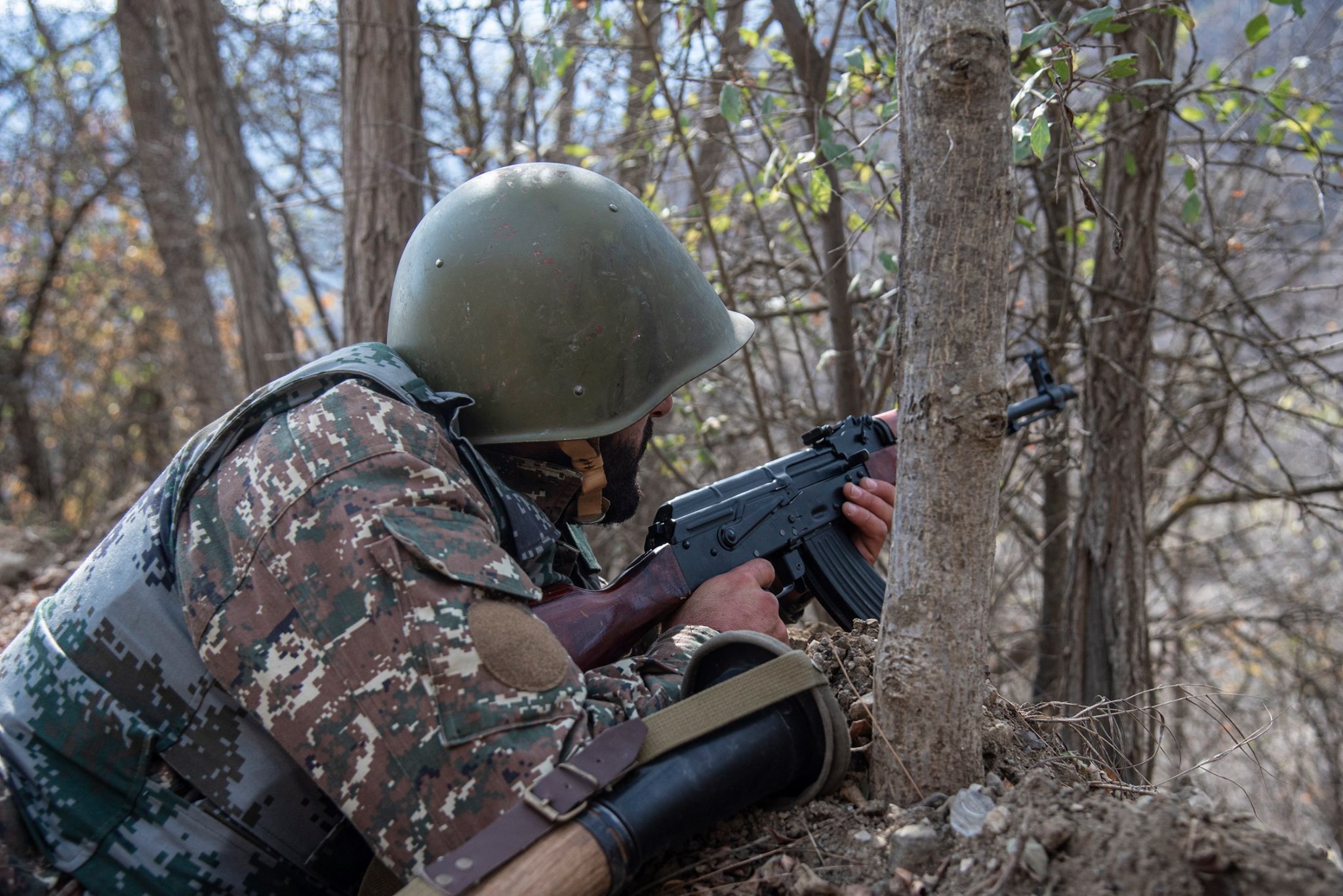 ВС Азербайджана открыли огонь из стрелкого оружия разного калибра по армянским позициям