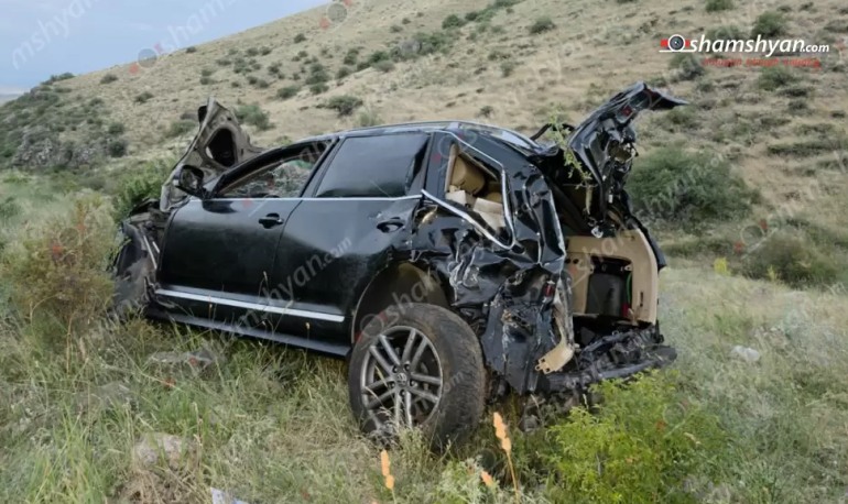 Երևան-Սևան-Իջևան ճանապարհին «Volkswagen Tuareg»-ը դուրս է եկել երթևեկելի գոտուց, բախվել քարերին ու հողաթմբերին և գլորվելով հայտնվել ձորում․ կա զnh