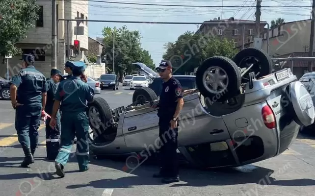 Ավտովթար Երևանում․ բախվել են Nissan Tiida-ն ու Chevrolet-ը, վերջինը գլխիվայր շրջվել է․ կան վիրավորներ