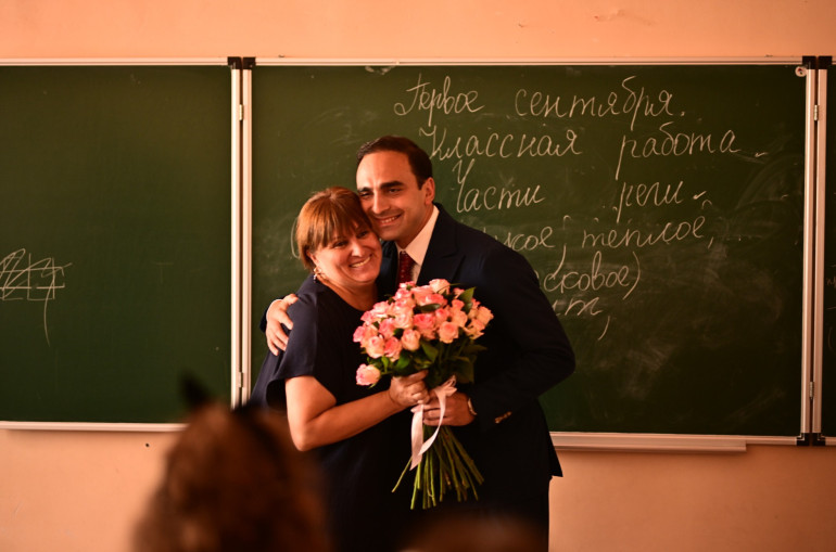 Տիգրան Ավինյանը լուսանկար է հրապարակել դասղեկի հետ և շնորհավորել ուսուցիչներին