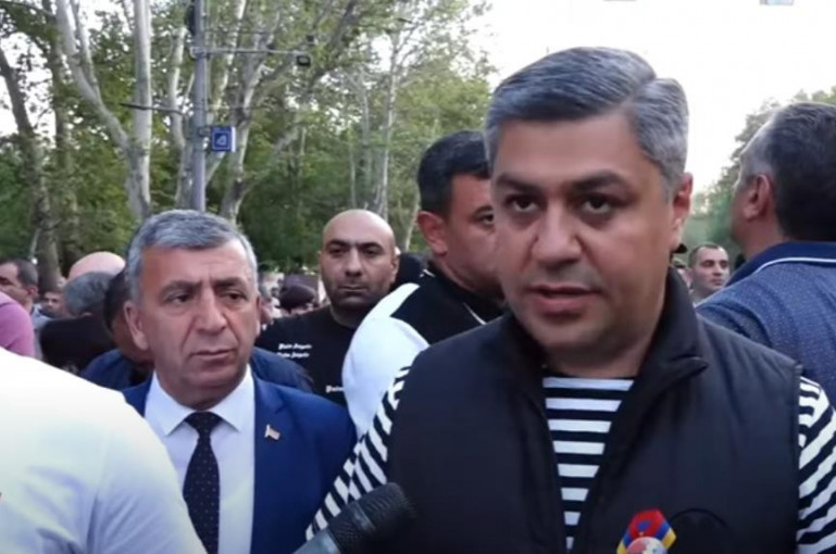 Արթուր Վանեցյանն աջակիցների հետ ակցիա է իրականացնում Երևանում (ուղիղ)