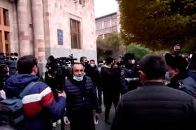 Բախում կառավարության դիմաց՝ ցուցարարների միջև