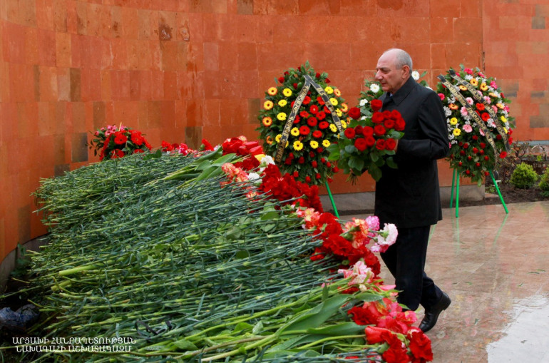 Բակո Սահակյանը Ստեփանակերտում ծաղկեպսակ է դրել Ցեղասպանության անմեղ զոհերի հիշատակը հավերժացնող հուշակոթողին