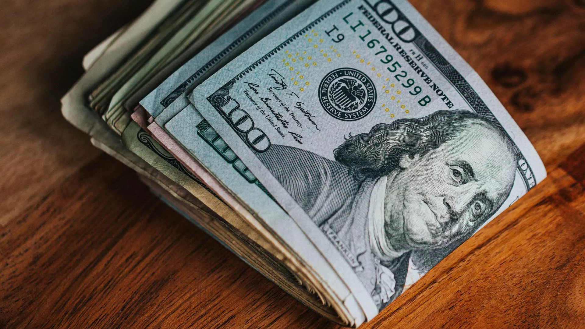 Երևանի երեք բնակիչներ ձերբակալվել են 100 դոլարանոց կեղծ թղթադրամներ իրացնելու համար