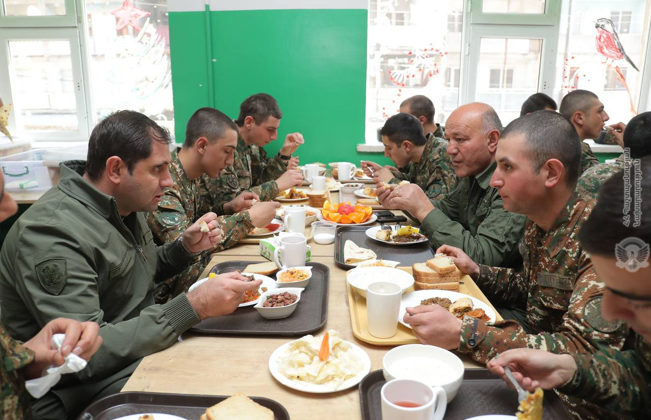 Սուրեն Պապիկյանը ճաշել է ժամկետային զինծառայողների հետ, լսել մատուցվող սննդատեսակների մասին անձնակազմի կարծիքը (Լուսանկարներ)