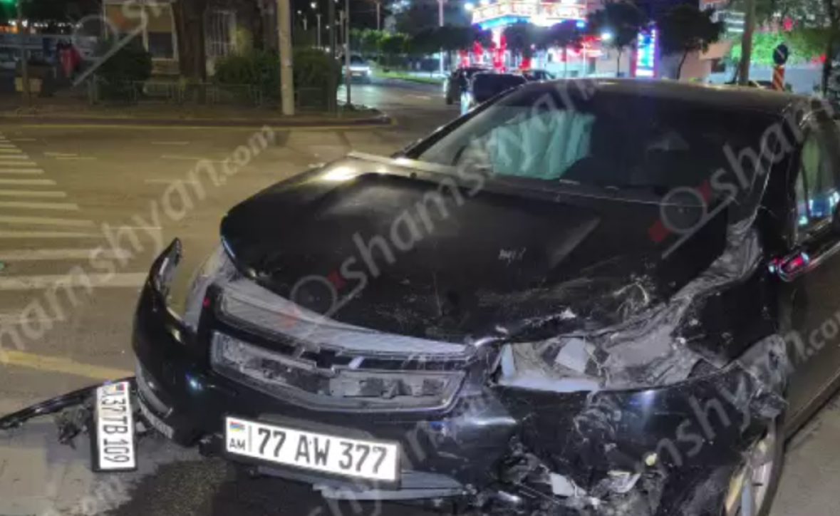 Ազատության պողոտայում բախվել են «Chevrolet Volt»-ն ու «Nissan»-ը. կան վիրավnրներ