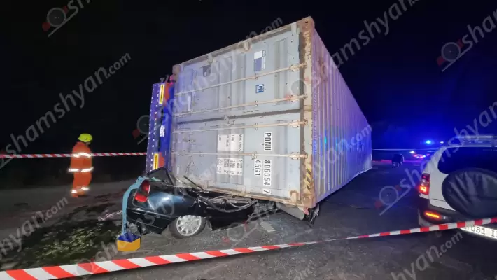 Արմավիրի մարզում Freightliner բեռնատարը կողաշրջվել է, կցորդիչն էլ ընկել է Mercedes-ի վրա. կան վիրավորներ