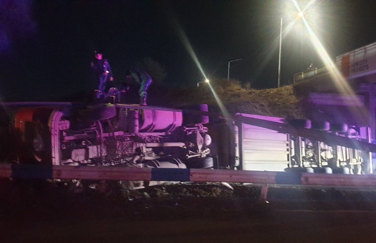 Երևան-Սևան ավտոճանապարհին «Volvo» մակնիշի բեռնատարը բախվել է ճանապարհի բաժանարար արգելապատնեշին և կողաշրջվել