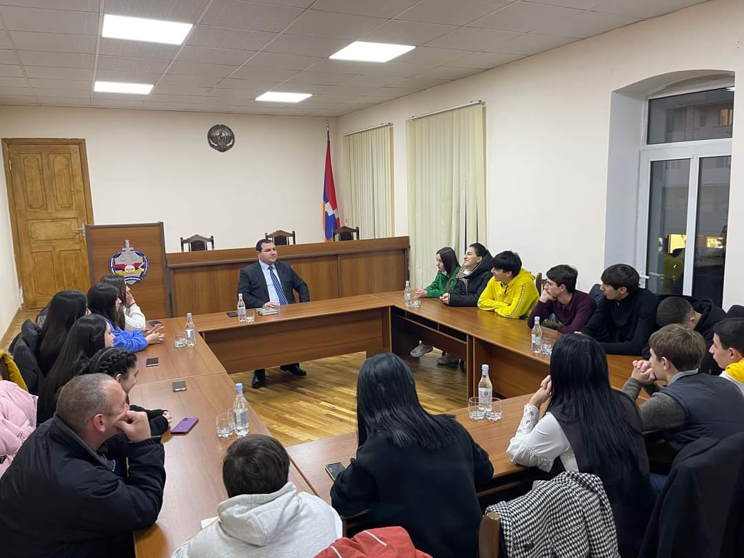 Արցախի գլխավոր դատախազը հանդիպել է երեկ Շուշիում հարձակման ենթարկված երեխաների հետ
