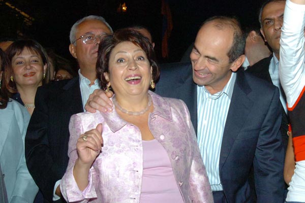 Ծնունդդ շնորհավոր, իմ ուժեղ մամա. Լևոն Քոչարյան