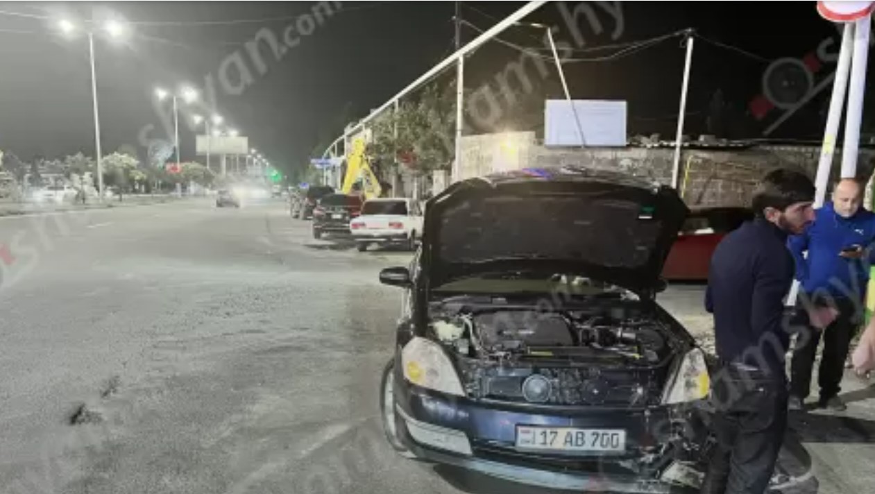 Երևանում 23-ամյա վարորդը Nissan Teana-ով Աշտարակի խճուղում բախվել է գազատար խողովակին․ սկսվել է գազի արտահոսք