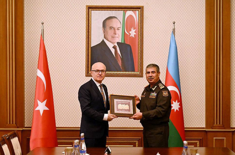 Министр обороны Азербайджана и замглавы МО Турции обсудили вопросы сотрудничества