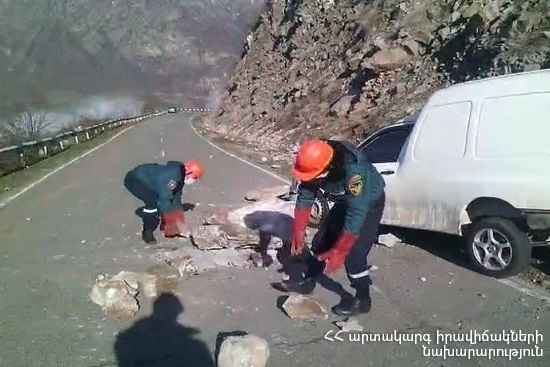 Քարաթափում Գորիս-Տաթև ավտոճանապարհին․ ավտոմեքենան վնասվել է