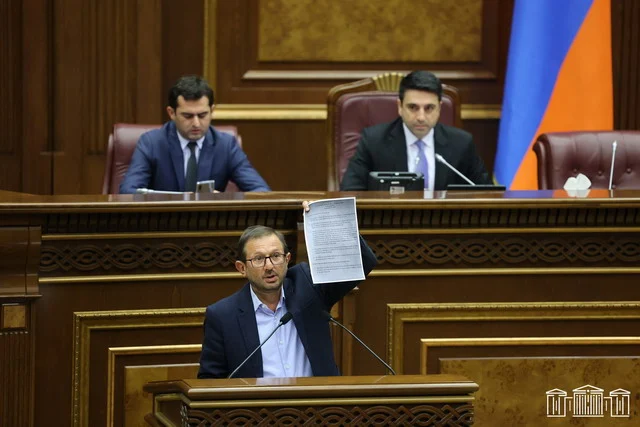 «Մի րոպե, սուս մնա». Ալեն Սիմոնյանը հրահանգեց անջատել խոսափողը Գեղամ Մանուկյանի ելույթի ժամանակ