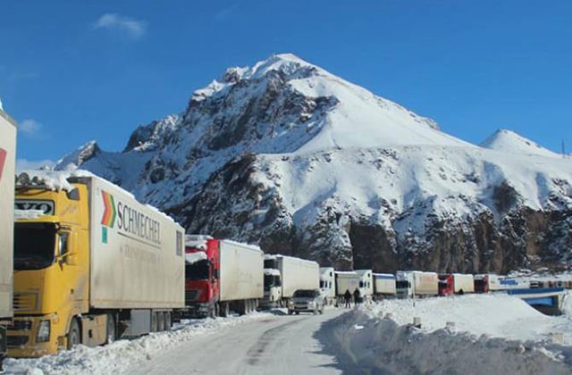 Ավելի քան 4300 բեռնատար Վերին Լարսում սպասում է սահմանն անցնելուն