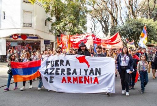Սա նոր ցեղասպանության փորձ է. Արգենտինայի հայ համայնքը երթ է արել դեպի Ադրբեջանի դեսպանատուն