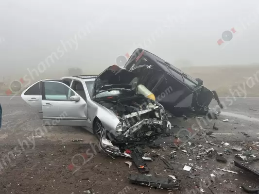 Խոշոր ավտովթար Սյունիքի մարզում. բախվել են Mercedes-ն ու ВАЗ 2114-ը. վերջինը կողաշրջվել է. մեքենաները հայտնվել են ճանապարհի մեջտեղում.  կա վիրավոր