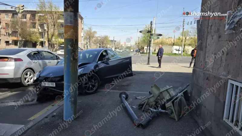 «Tesla»-ն կոտրել է երթևեկությունը կարգավորող լուսակիրը և հայտնվել երկաթե սյան մոտ