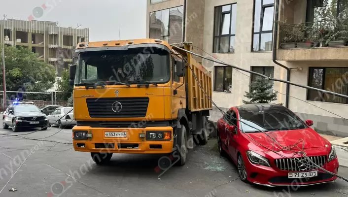 Երևանում հողով բարձված բեռնատարը բախվել է բետոնե էլեկտրասյանը, ապա «Mercedesi»-ին և «Volkswagen»-ին
