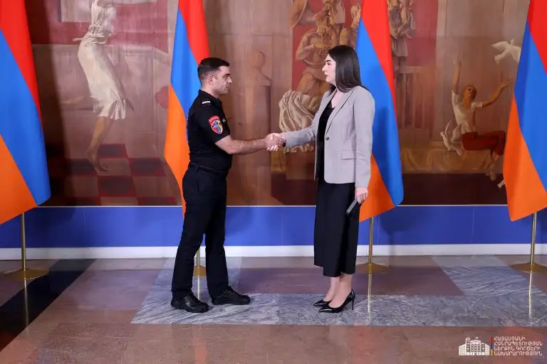 ՆԳ նախարարը հանձնել է առաջին սպայական կոչումներ