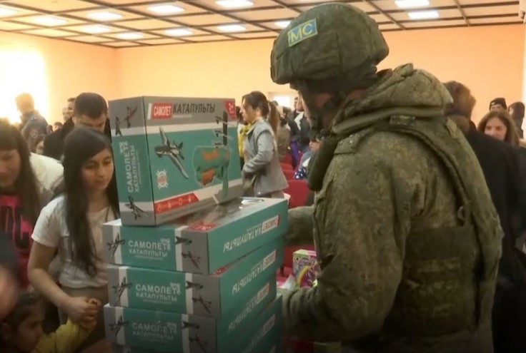 Российские миротворцы вместе с благотворителями передали новогодние подарки 800 детям Мардакертского района Нагорного Карабаха