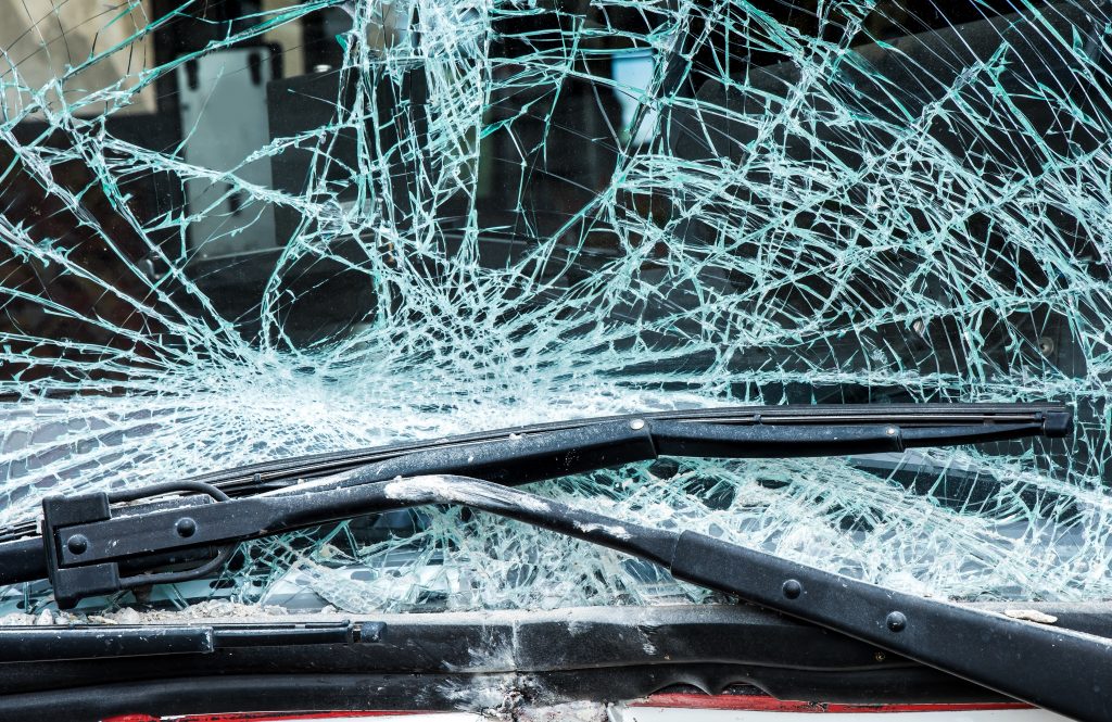 Միկոյան փողոցում մեքենան բախվել է խանութի պատին և բռնկվել
