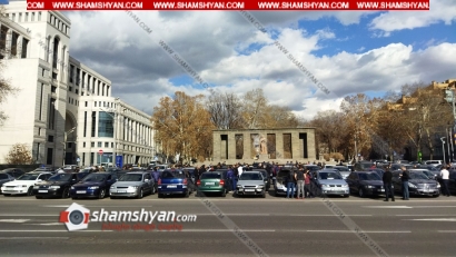 Երևանի Շահումյան հրապարակում հարյուրավոր վարորդներ հերթական ակցիան են իրականացնում ԱՊՊԱ  թանկացումների դեմ