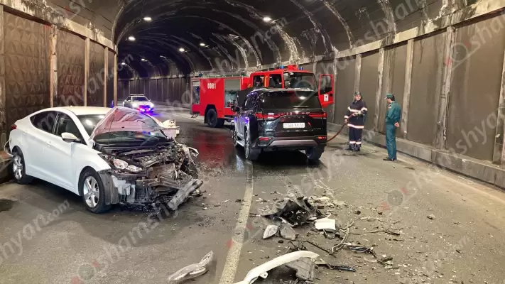 Խոշոր ավտովթար Երևանում․ «Բելաջիոյի» թունելի մեջ բախվել են Lexus-ն ու Hyundai Elantra-ն․ կա վիրավոր․ վարորդներից մեկը եղել է ոչ սթափ
