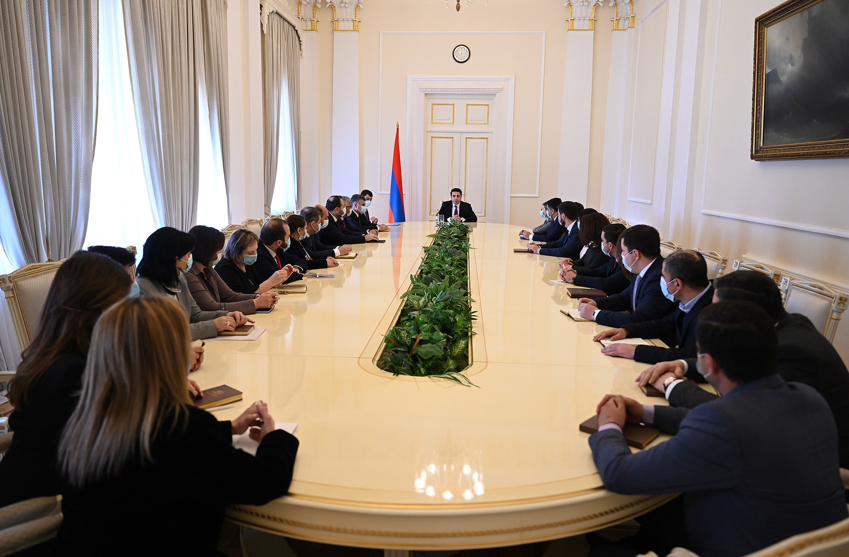 Осуществляющий полномочия президента РА Ален Симонян встретился с сотрудниками Аппаратом президента