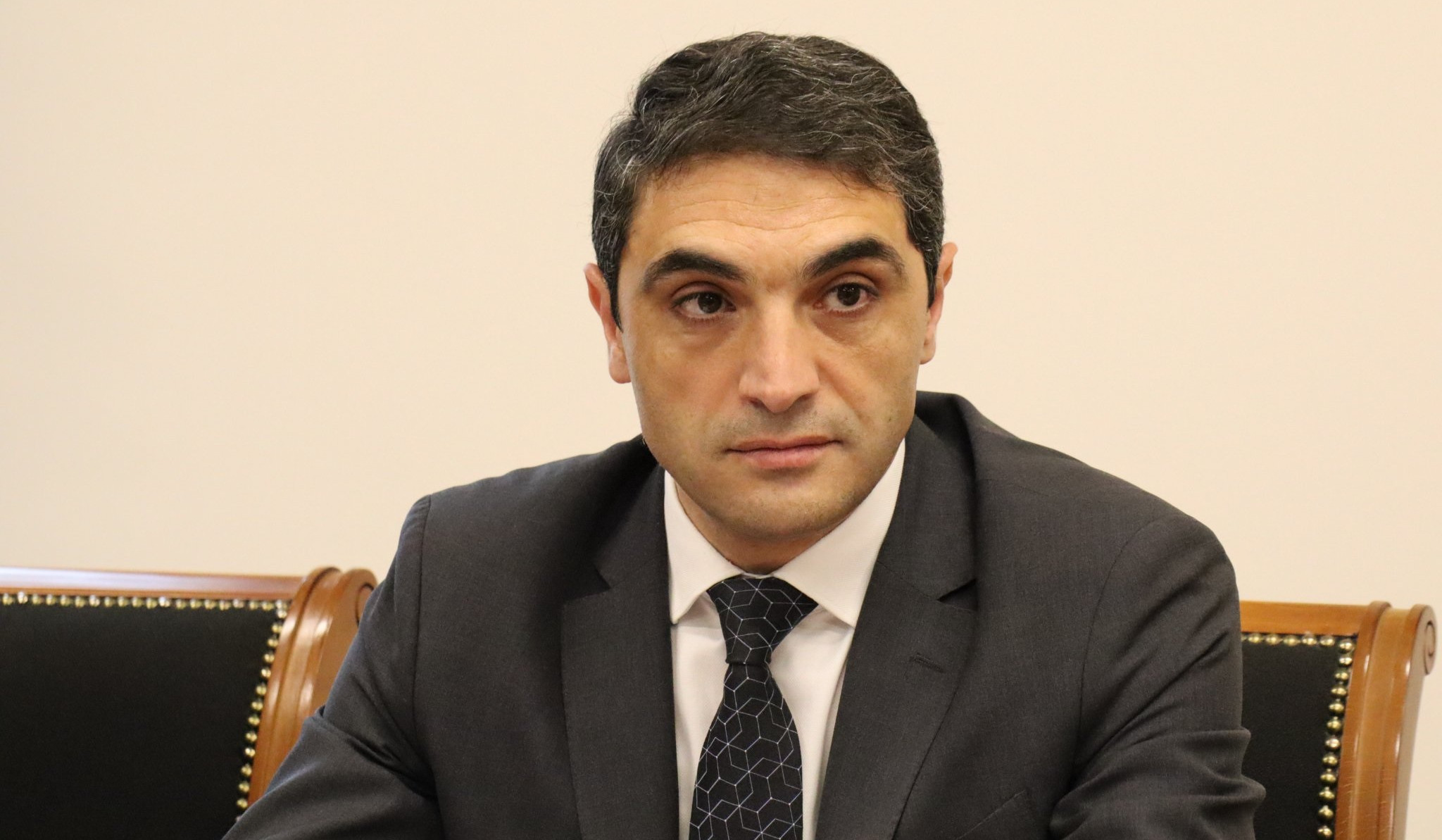 Սիմիդյանը տեղյակ չէր, որ Ավանի նախկին փոխթաղապետն իրեն մեղադրում է իր մորը ծեծի ենթարկելուն առնչություն ունենալու մեջ