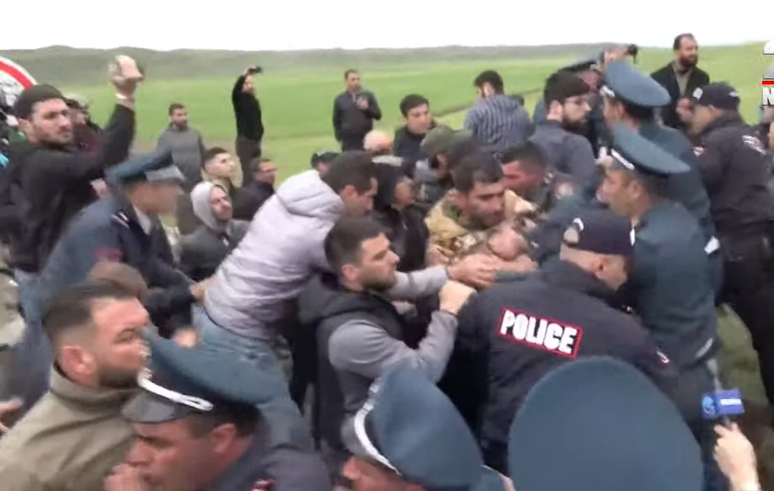 Հրատապ․Գյումրեցիները փակել են Գյումրի-Երևան ճանապարհը․ Բախում ցուցարարների և գյումրեցիների միջև (տեսանյութ)