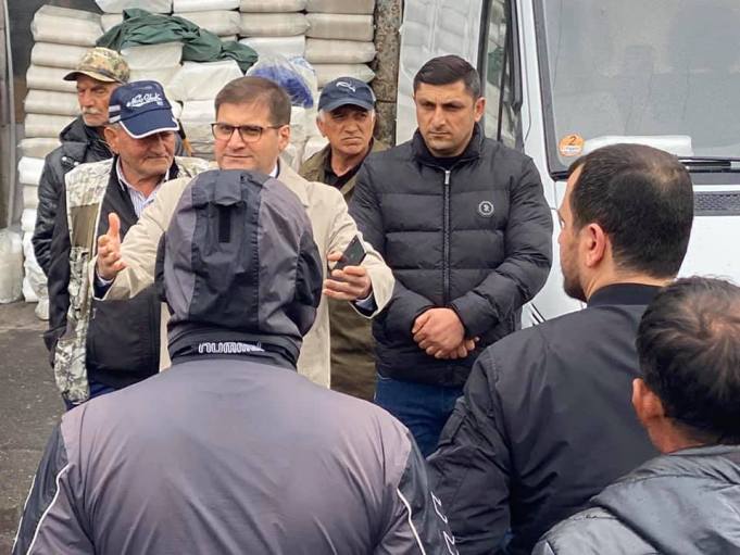 «Փեթակ» առևտրի կենտրոնի տնօրենը հրաժարվում է փակել շուկան. Արման Բաբաջանյանն ահազանգում է
