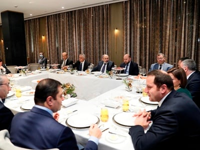 Премьер-министр провел рабочий ужин с руководителями банков