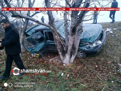 Արարատի մարզում բախվել են Opel-ն ու Volkswagen-ը. վերջինը հայտնվել է ձորակում՝ բախվելով ծառերին