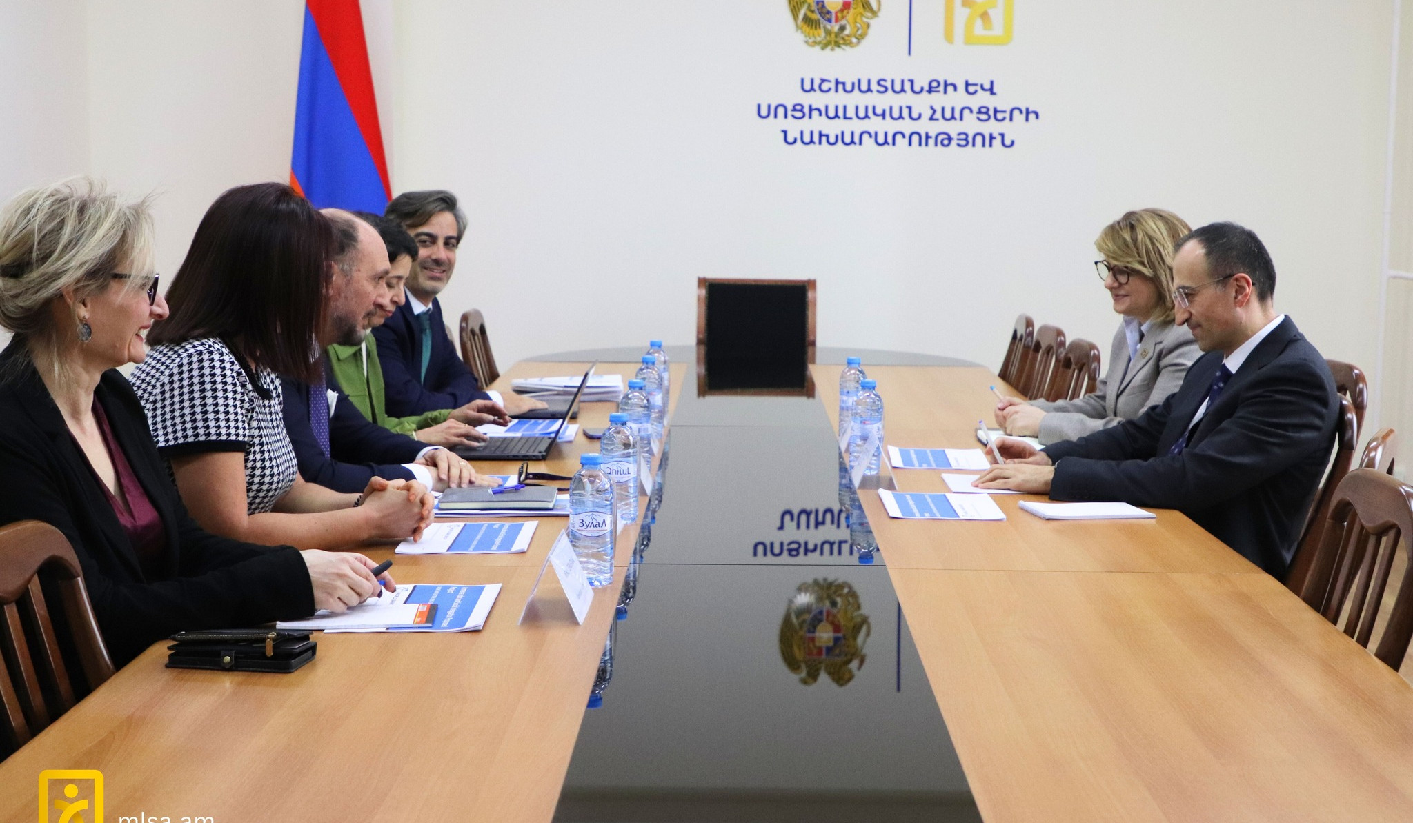 Թորոսյանն ու ՀԲ Հայաստանի գրասենյակի տնօրենն ընդգծել են ՀՀ-ում աշխատատեղերի ստեղծման և աշխատուշուկայի ակտիվացման ուղղությամբ իրականացվող աշխատանքների դերը