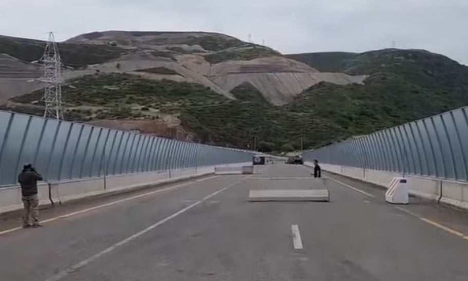 Ադրբեջանը հեռացրել է Հակարիի կամրջի բետոնե պատնեշները (տեսանյութ)