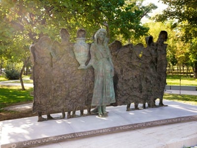 Երեւանում բացվեց Ավրորա Մարդիգանյանին եւ Հայոց ցեղասպանության նահատակներին նվիրված հուշակոթող-քանդակ