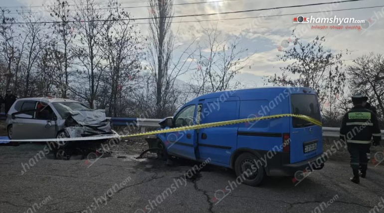 Գառնի գյուղի ճանապարհին բախվել են «Honda Fit»-ն ու «Opel Combo»-ն․ կա 2 զոհ, 1 վիրավոր