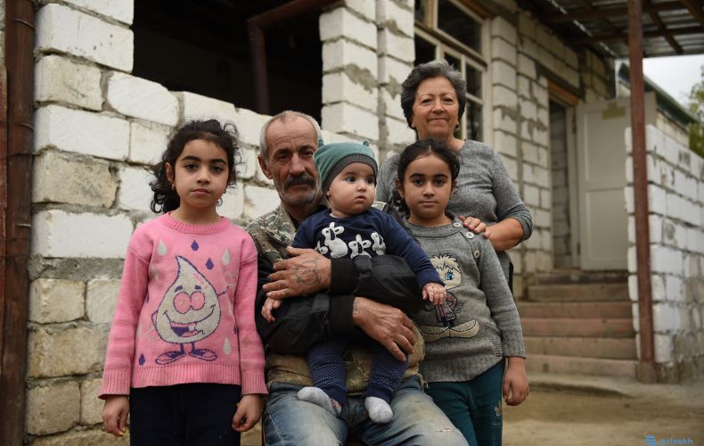 Վաղվա օրվա հավատով մոխրաթաղցի ընտանիքը վերակառուցում է իր տունը