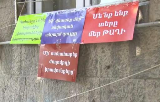 Աղբյուր Սերոբի բնակիչները ճանապարհ են փակել․ բողոքում են շենք կառուցելու դեմ