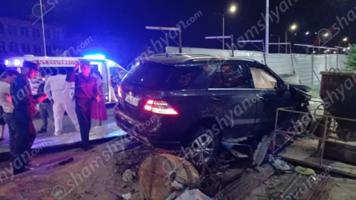 Երևանում բախվել են Mercedes ML-ը և Mercedes C-ն. կա վիրավոր. Mercedes ML-ը հայտնվել է շինհրապարակում