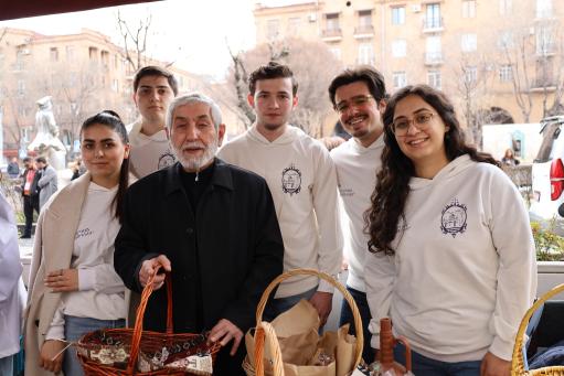 Խաղերով, զվարճանքներով, բլիթների հյուրասիրությամբ Երևանում նշվեց Ռուս Ուղղափառ Եկեղեցու Բարեկենդանը