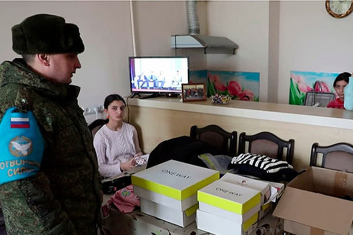 Российские миротворцы оказали гуманитарную адресную помощь многодетной семье в Нагорном Карабахе