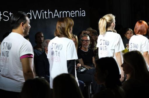 Միլանում հայ դիզայներները քայլել են շապիկներով, որոնց վրա գրված էր «Stand with Armenia»